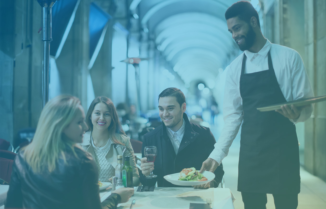 Bedieningmedewerker serveert Bedieningmedewerker in Amsterdam
